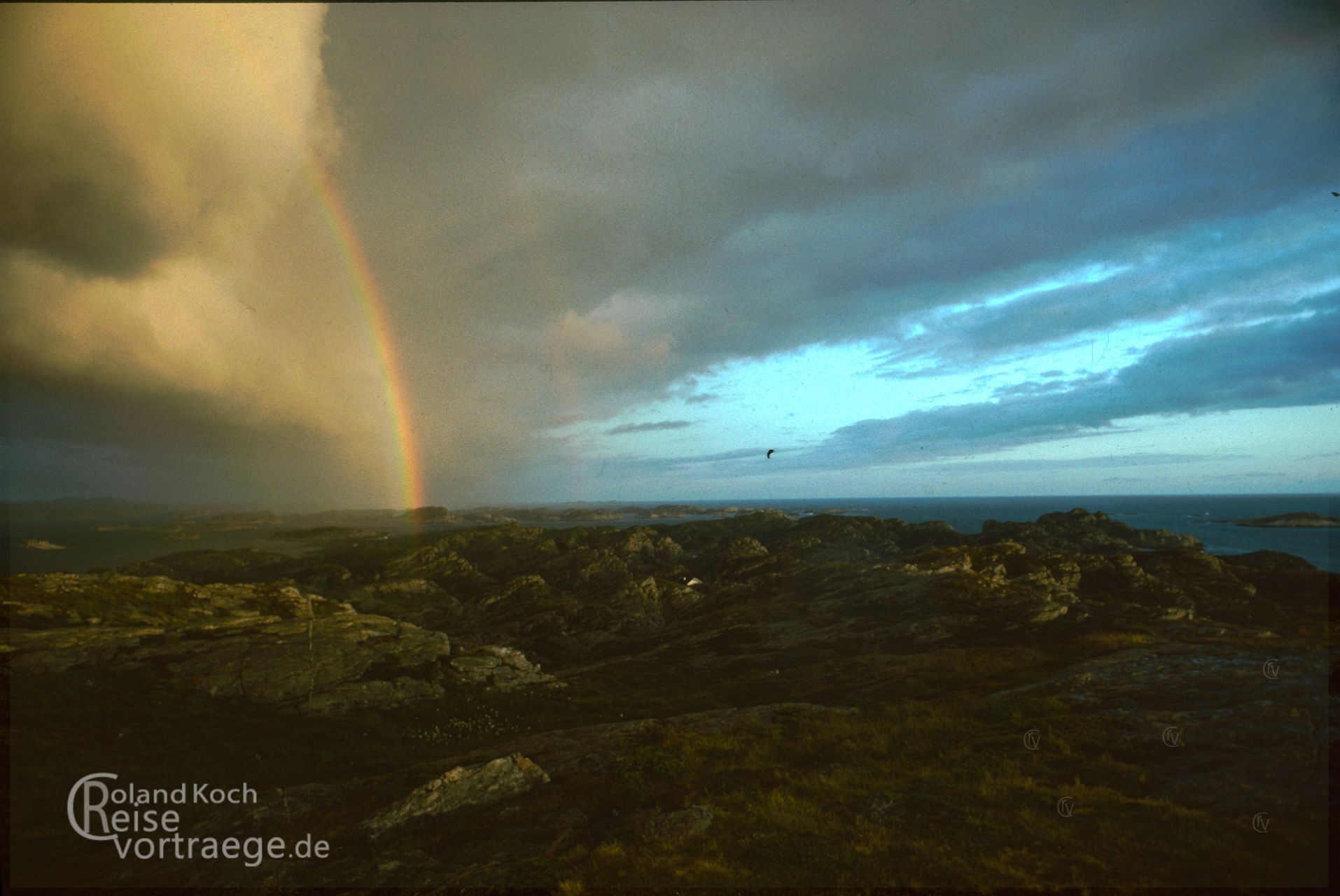 Regenbogen auf den Schaereninseln vor Bergen, Norwegen